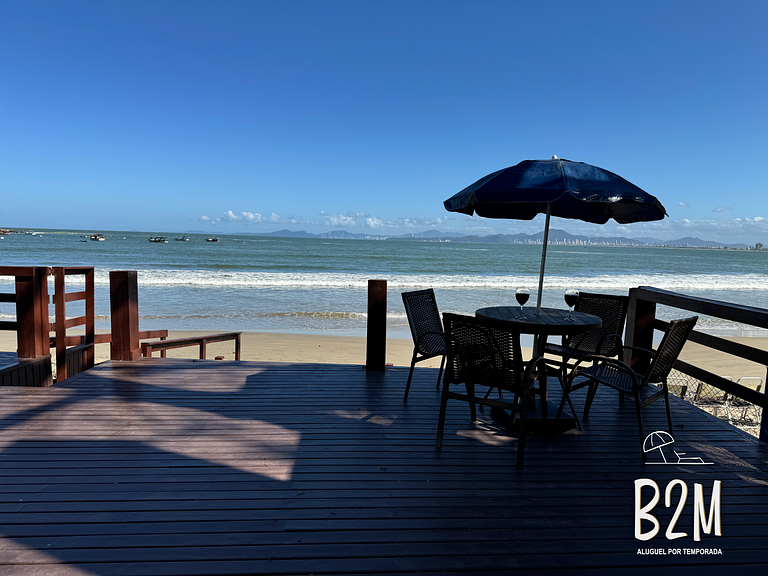 Casa pé na Areia com fliperama e churrasqueira