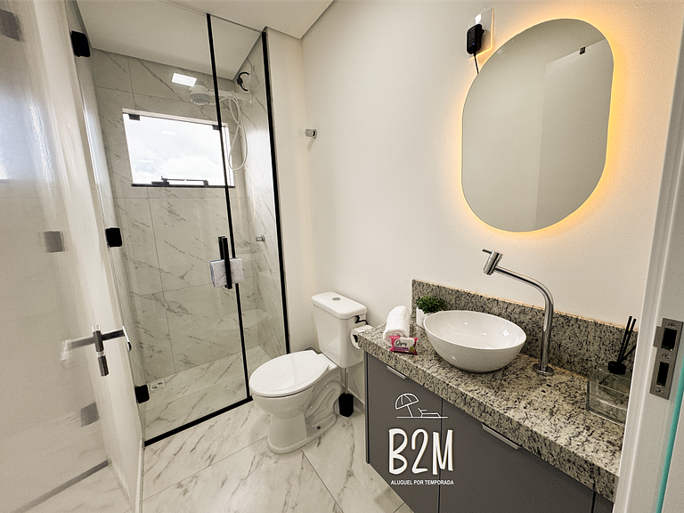 Próximo a praia, jacuzzi e churrasqueira