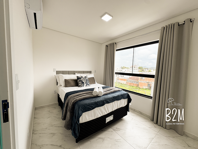 Próximo a praia, jacuzzi e churrasqueira