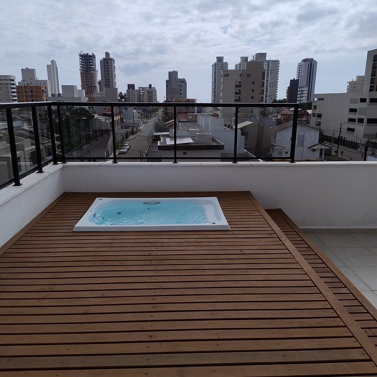 Próximo a praia, jacuzzi e churrasqueira