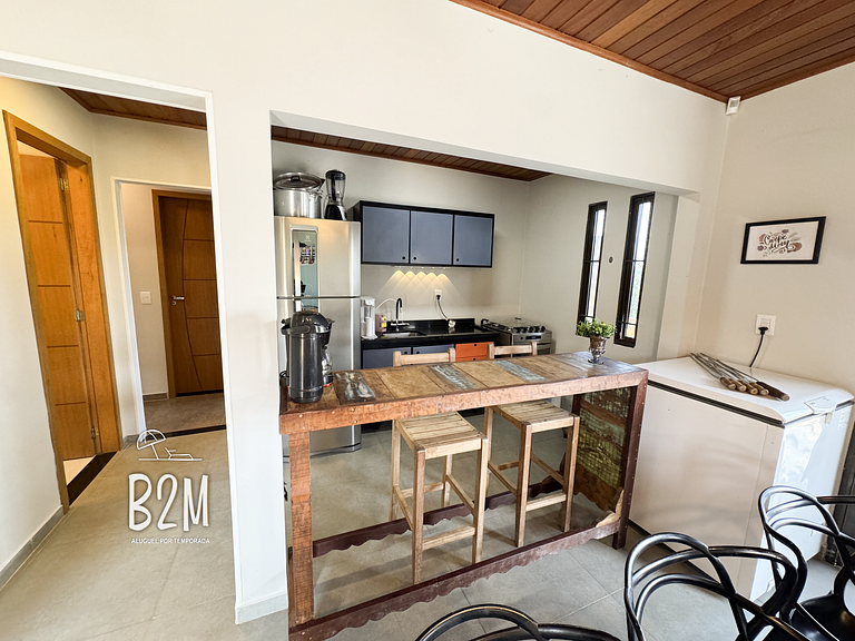 Casa pé na areia com caiaque e churrasqueira