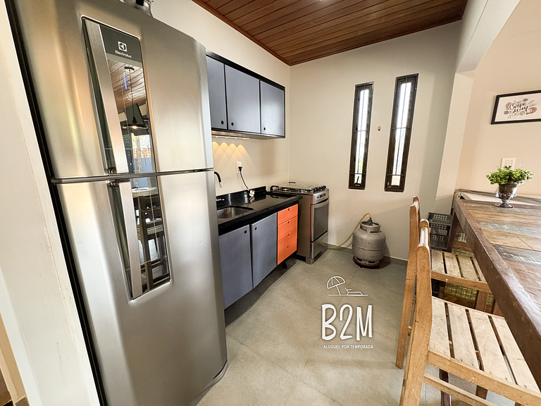 Casa pé na areia com caiaque e churrasqueira