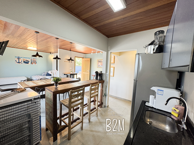 Casa pé na areia com caiaque e churrasqueira