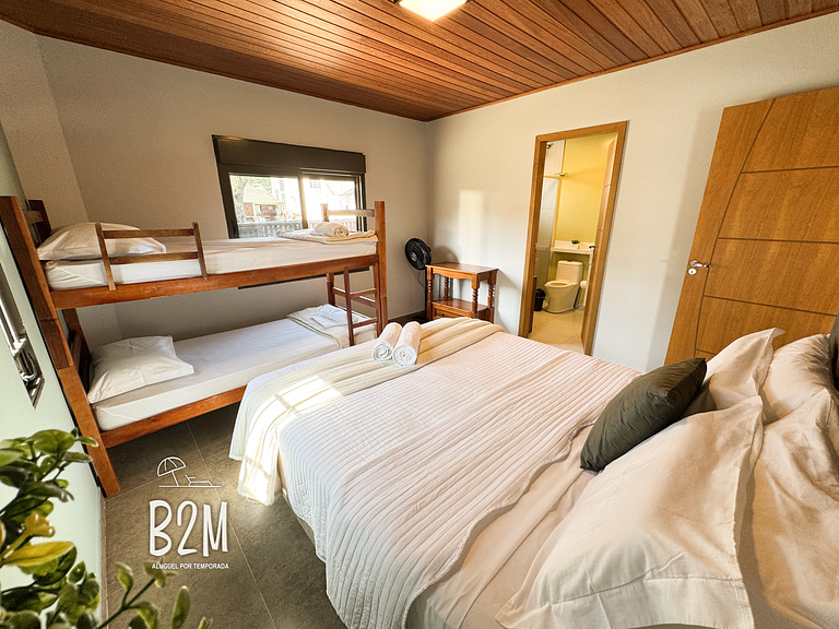 Casa pé na areia com caiaque e churrasqueira