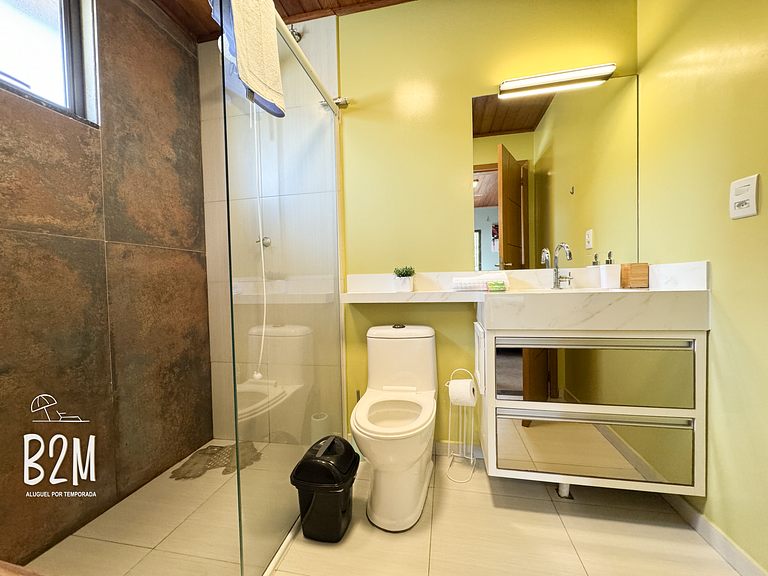 Casa pé na areia com caiaque e churrasqueira