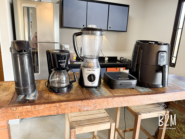 Casa pé na areia com caiaque e churrasqueira