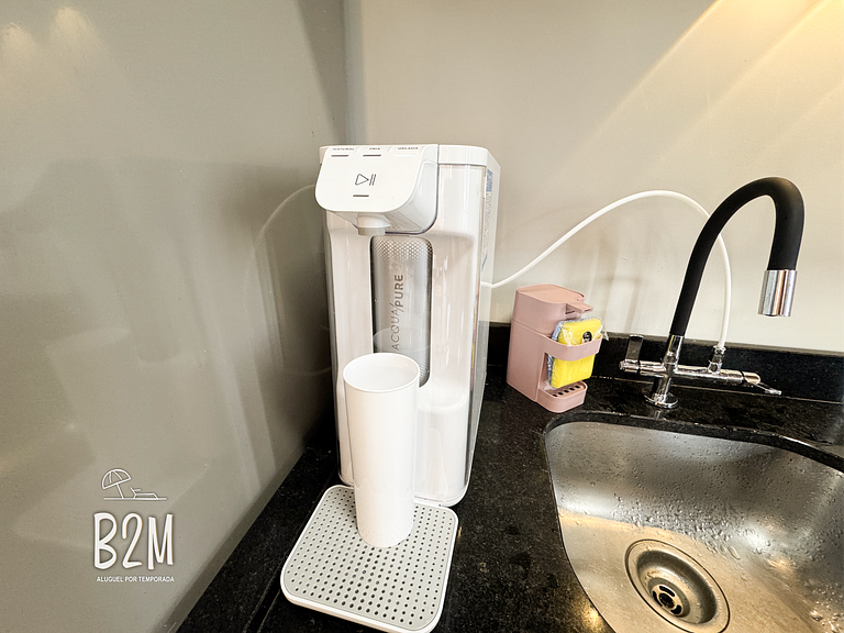 Casa pé na areia com caiaque e churrasqueira