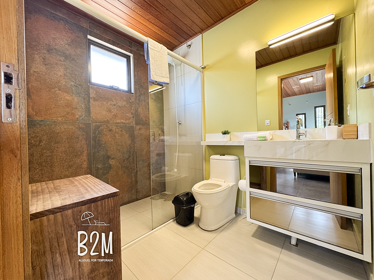 Casa pé na areia com caiaque e churrasqueira