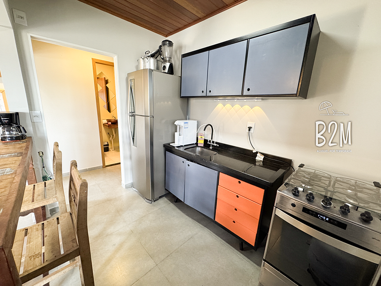 Casa pé na areia com caiaque e churrasqueira