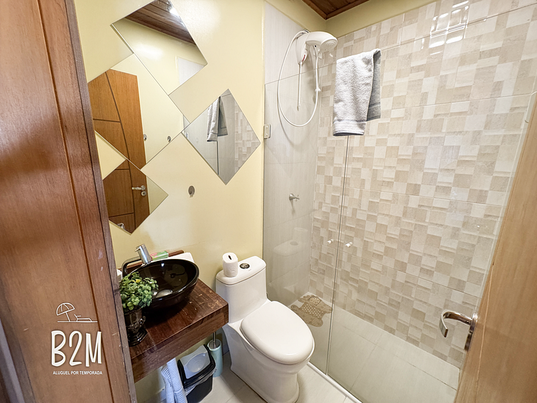 Casa pé na areia com caiaque e churrasqueira