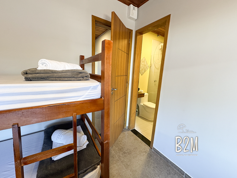 Casa pé na areia com caiaque e churrasqueira