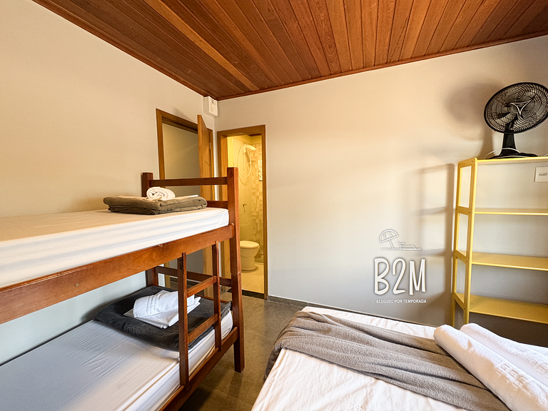 Casa pé na areia com caiaque e churrasqueira