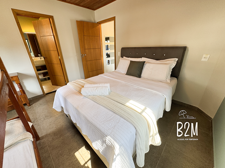 Casa pé na areia com caiaque e churrasqueira