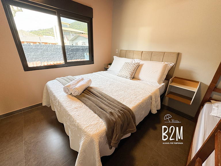 Casa pé na areia com caiaque e churrasqueira