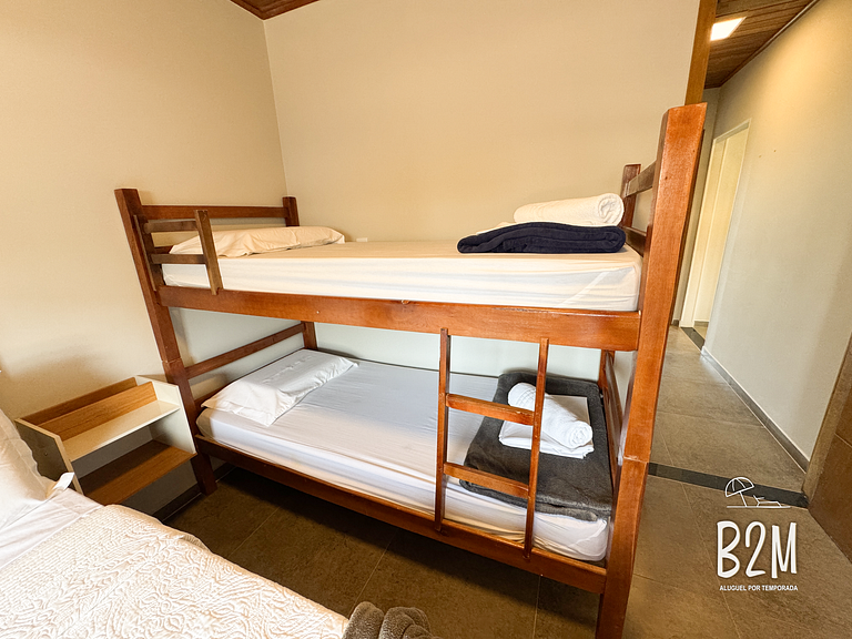 Casa pé na areia com caiaque e churrasqueira