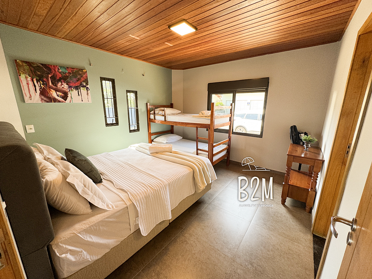 Casa pé na areia com caiaque e churrasqueira