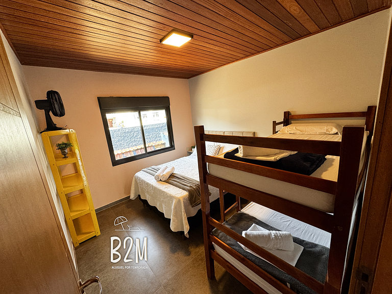 Casa pé na areia com caiaque e churrasqueira