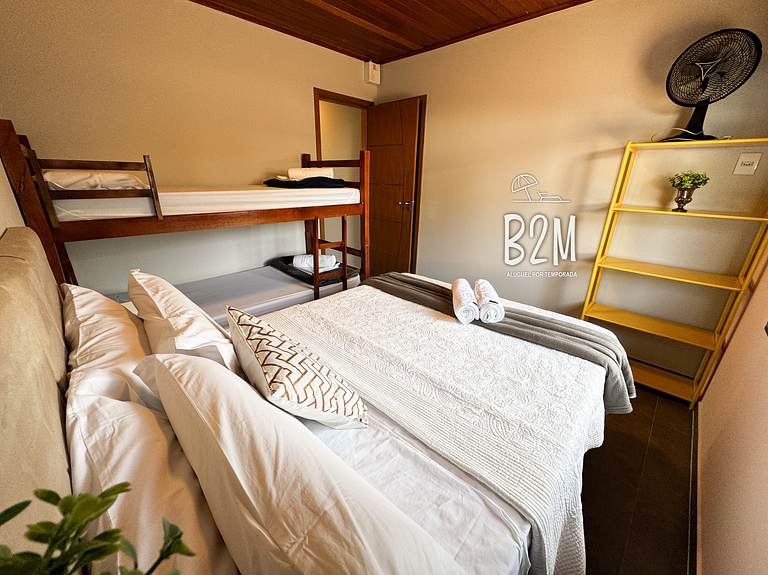 Casa pé na areia com caiaque e churrasqueira