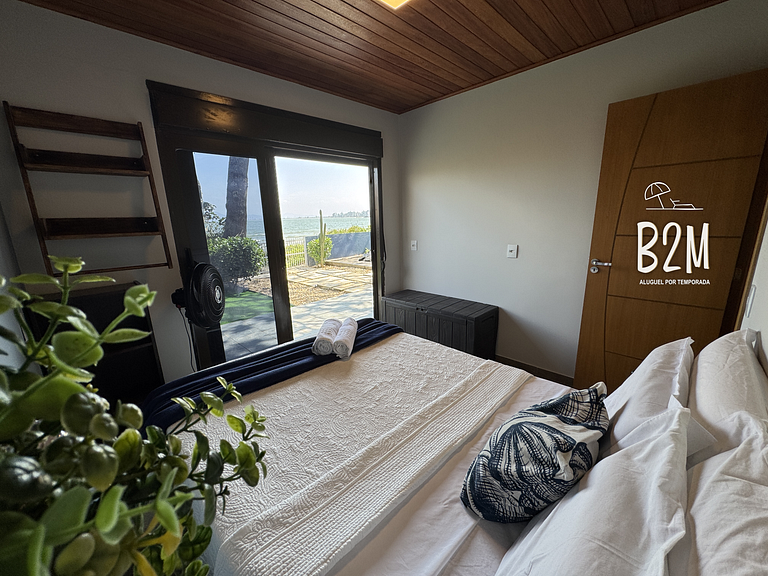 Casa pé na areia com caiaque e churrasqueira