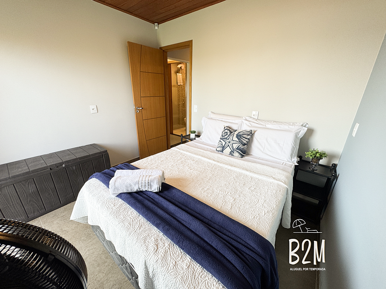 Casa pé na areia com caiaque e churrasqueira