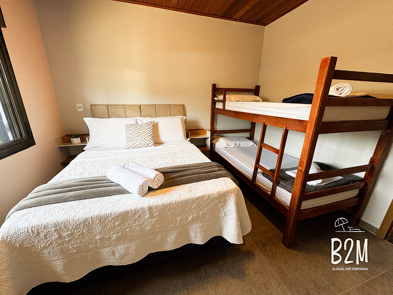 Casa pé na areia com caiaque e churrasqueira