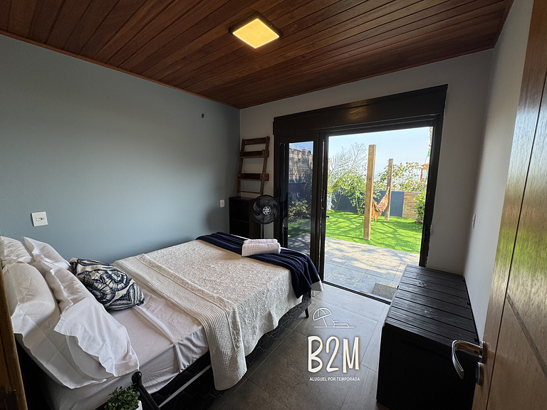 Casa pé na areia com caiaque e churrasqueira