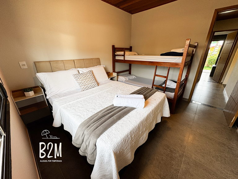 Casa pé na areia com caiaque e churrasqueira