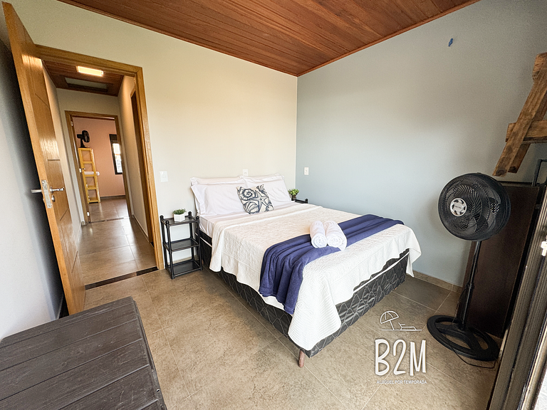 Casa pé na areia com caiaque e churrasqueira