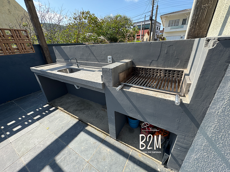 Casa pé na areia com caiaque e churrasqueira