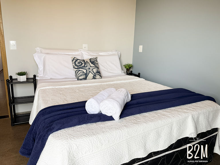 Casa pé na areia com caiaque e churrasqueira