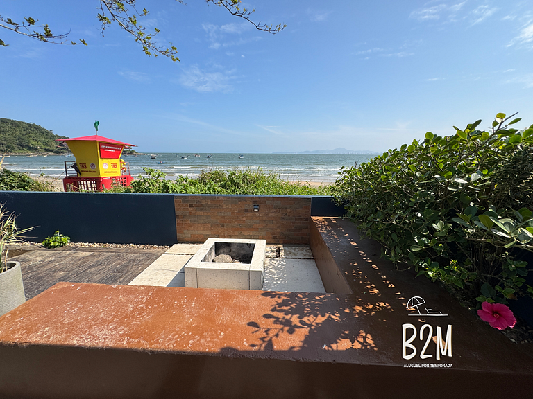 Casa pé na areia com caiaque e churrasqueira