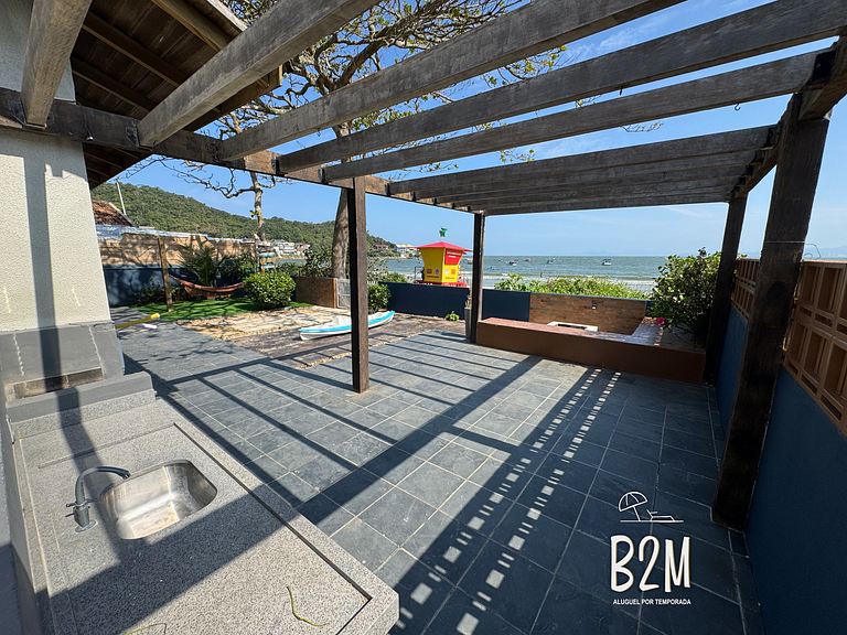 Casa pé na areia com caiaque e churrasqueira