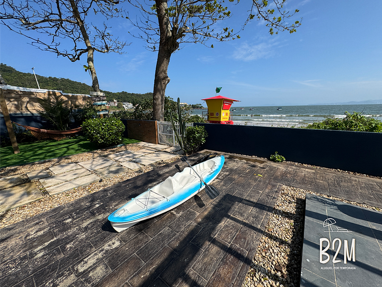 Casa pé na areia com caiaque e churrasqueira