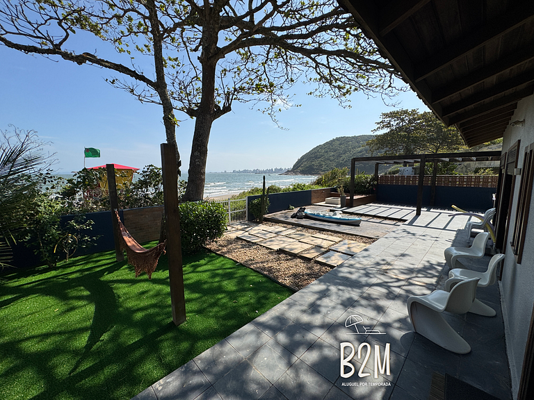 Casa pé na areia com caiaque e churrasqueira