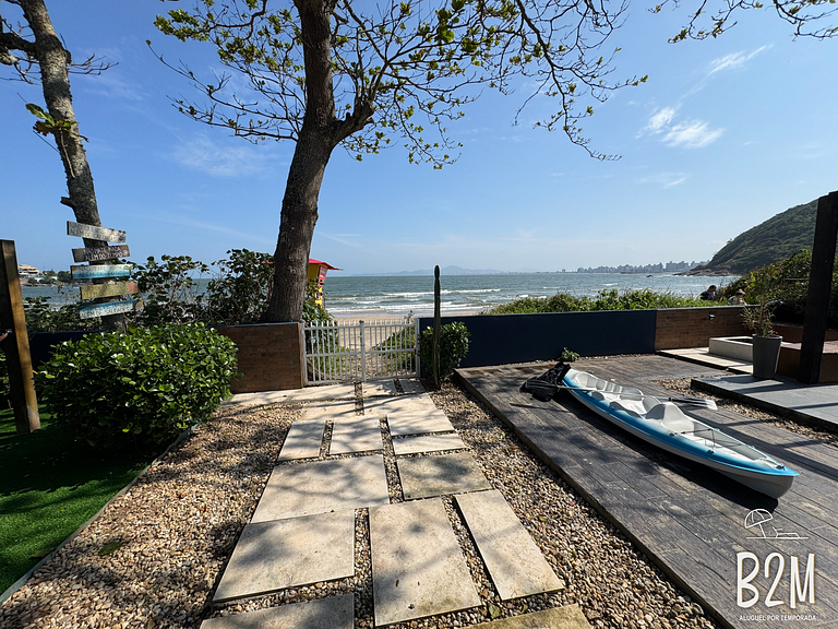 Casa pé na areia com caiaque e churrasqueira