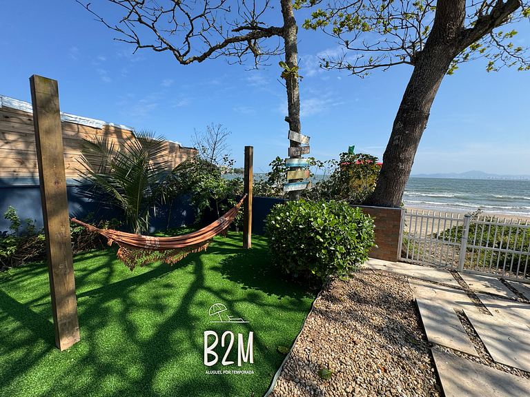 Casa pé na areia com caiaque e churrasqueira