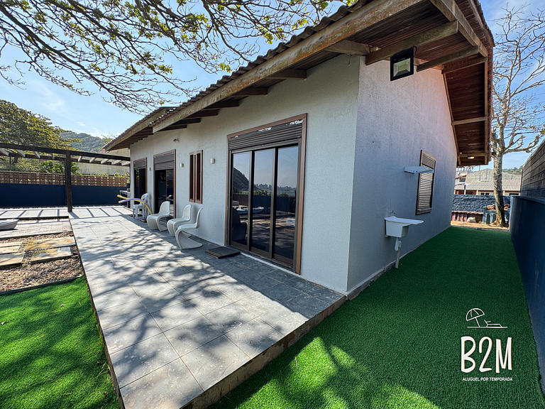 Casa pé na areia com caiaque e churrasqueira