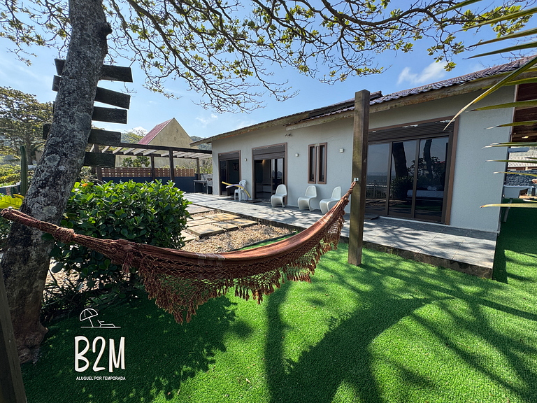 Casa pé na areia com caiaque e churrasqueira