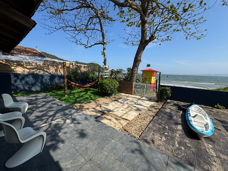 Casa pé na areia com caiaque e churrasqueira