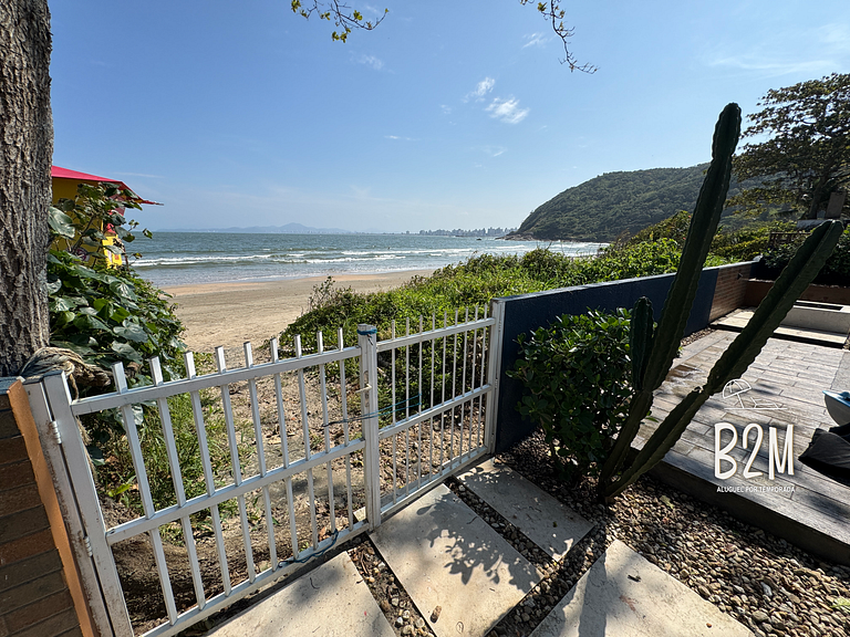 Casa pé na areia com caiaque e churrasqueira