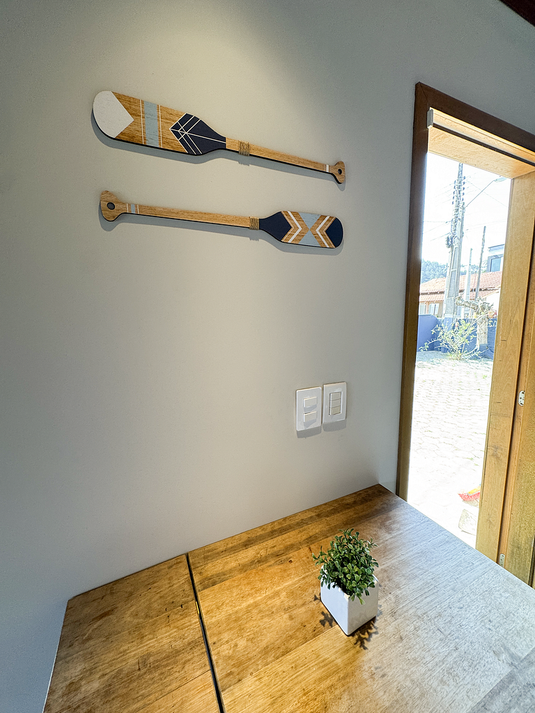 Casa pé na areia com caiaque e churrasqueira