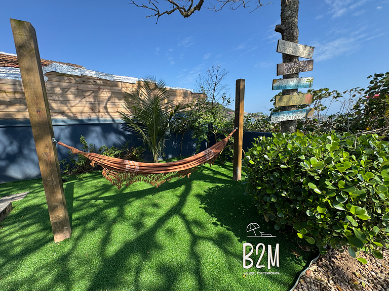 Casa pé na areia com caiaque e churrasqueira