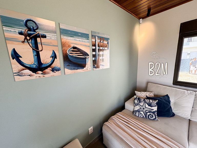 Casa pé na areia com caiaque e churrasqueira