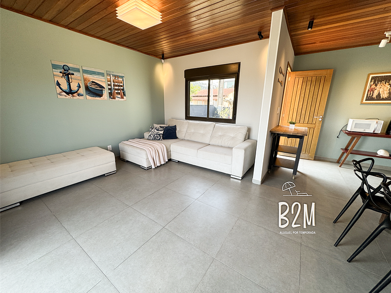 Casa pé na areia com caiaque e churrasqueira