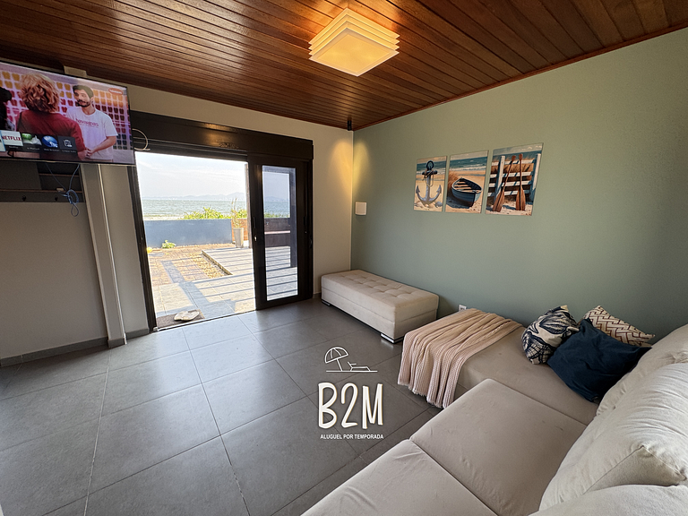 Casa pé na areia com caiaque e churrasqueira