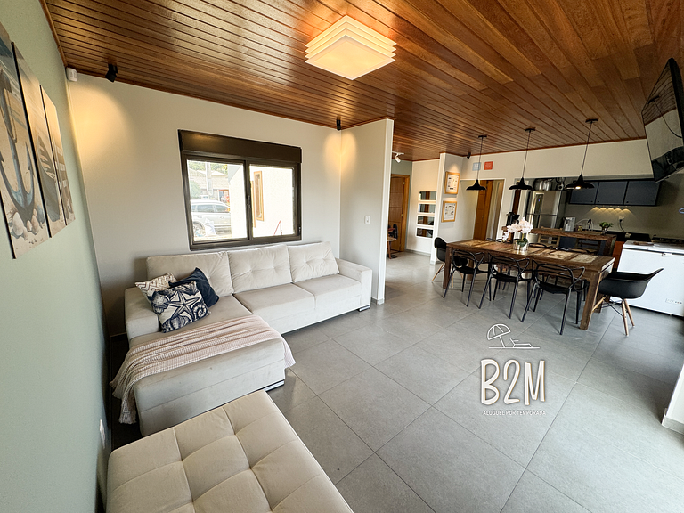 Casa pé na areia com caiaque e churrasqueira