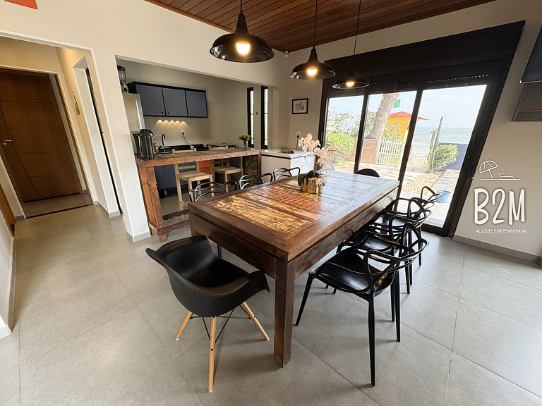 Casa pé na areia com caiaque e churrasqueira