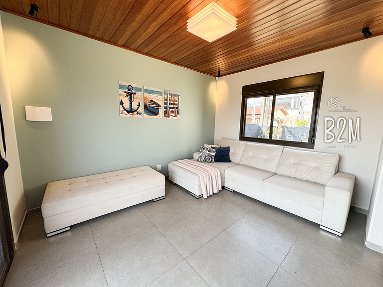 Casa pé na areia com caiaque e churrasqueira