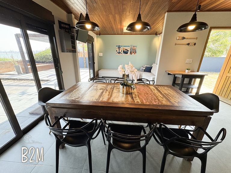 Casa pé na areia com caiaque e churrasqueira