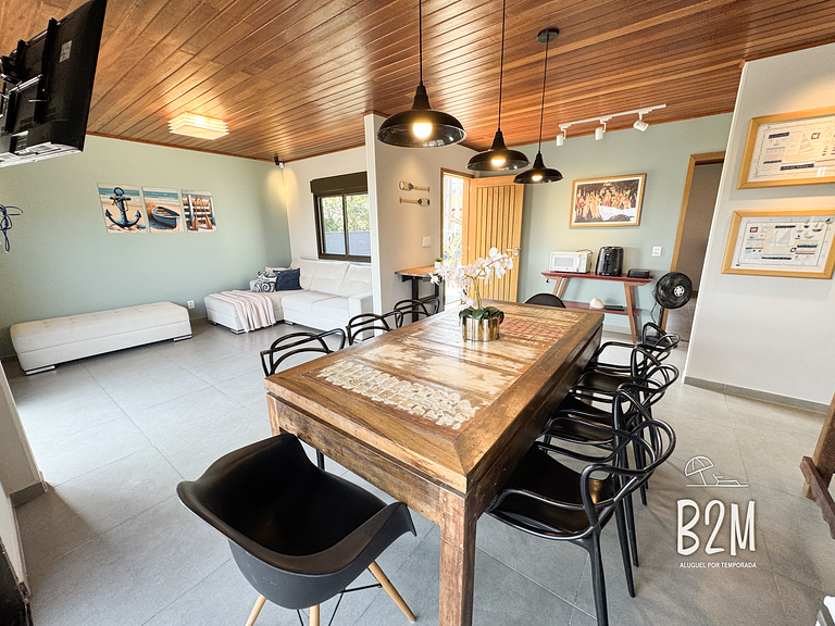 Casa pé na areia com caiaque e churrasqueira